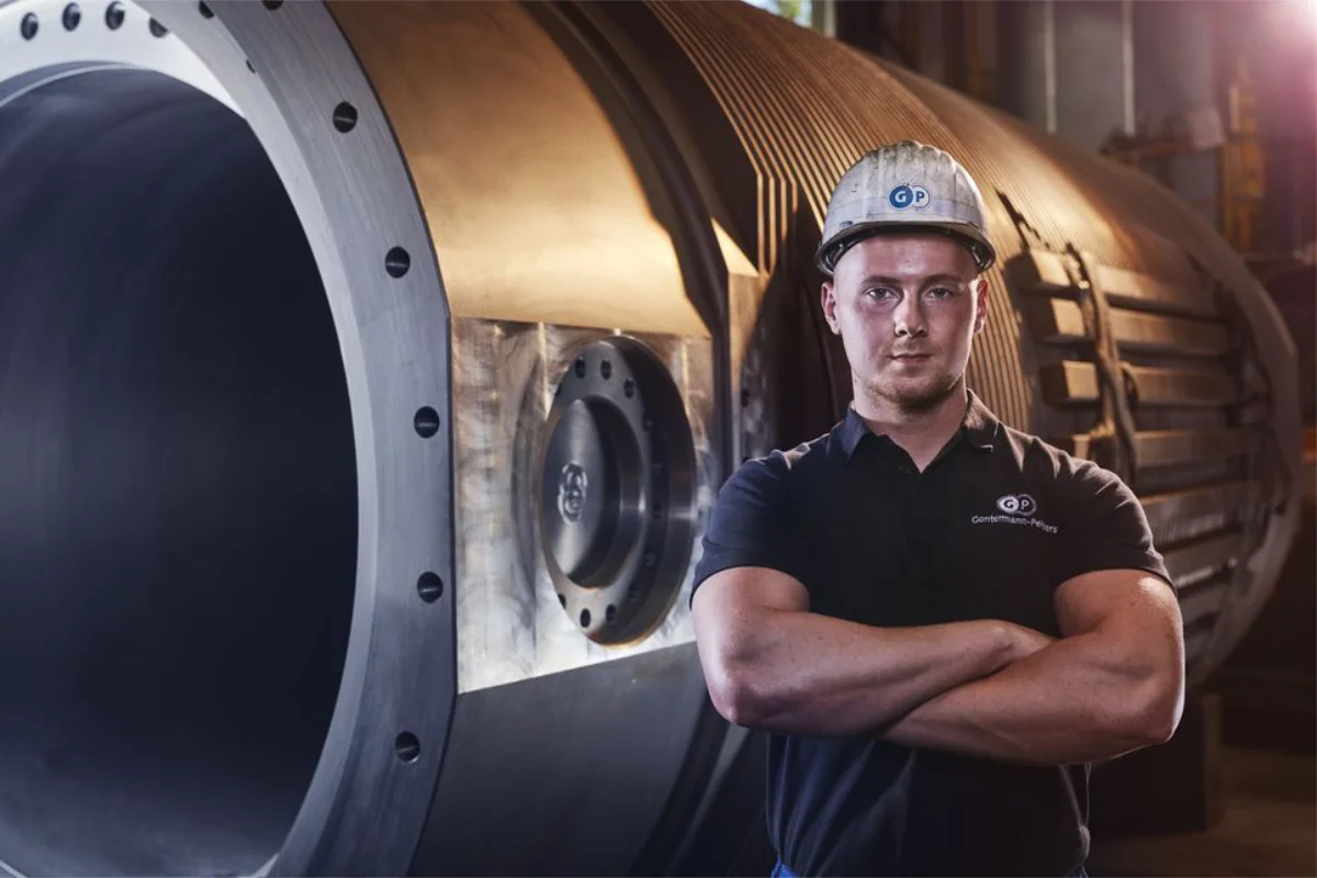 Mitarbeiter vor Nuklearbehälter, Zerspanungsmechaniker, Metallindustrie, Gießerei, Eisen, Siegen, Mannschaft, Mitarbeiter, Gussprodukte
