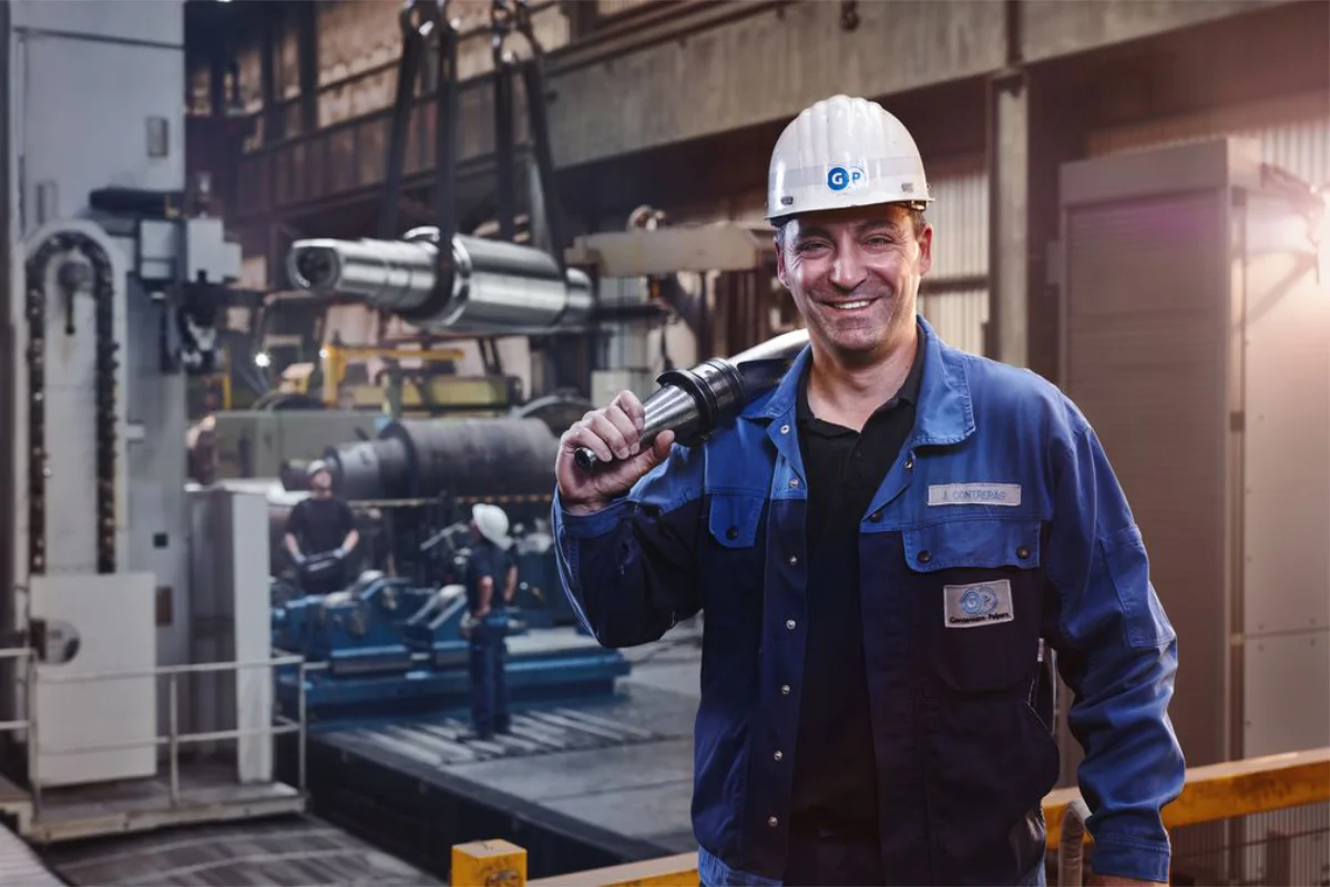 Mitarbeiter vor Walze, Bohrwerk, Zerspanungsmechaniker, Metallindustrie, Gießerei, Eisen, Siegen, Mannschaft, Mitarbeiter, Gussprodukte