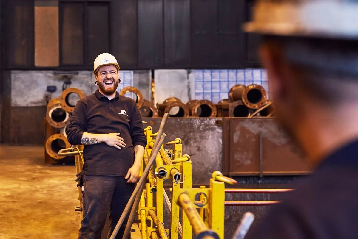 lachender Mitarbeiter, Gießerei, Metallindustrie, Eisen, Siegen, Mannschaft, Mitarbeiter, Gussprodukte