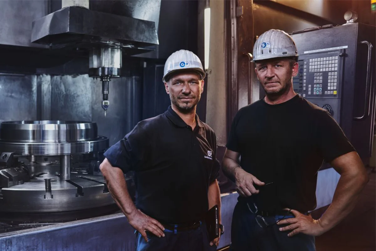 Teamfoto, Zerspaner, Zerspanungsmechaniker, Metallindustrie, Gießerei, Eisen, Siegen, Mannschaft, Mitarbeiter, Gussprodukte