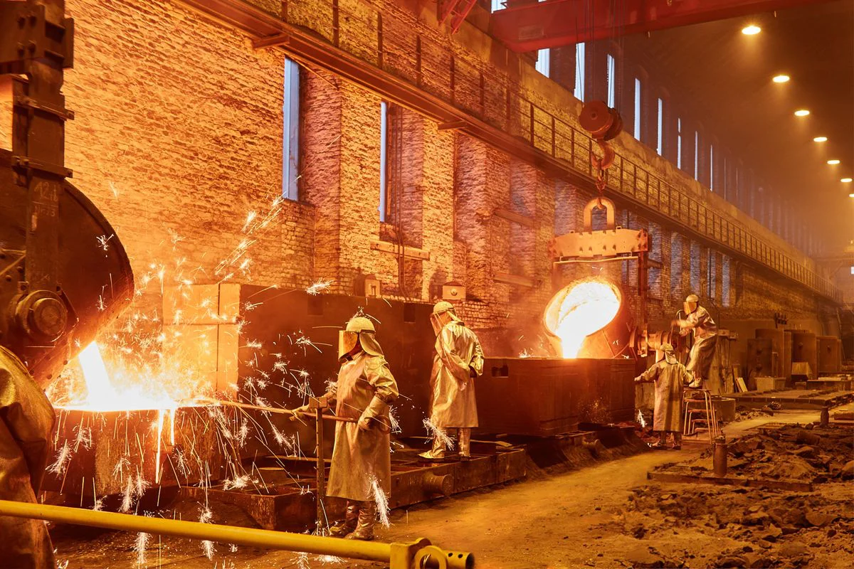Abguss, flüssiges Metall, Metallindustrie, Gießerei, Eisen, Siegen, Mannschaft, Mitarbeiter, Gussprodukte