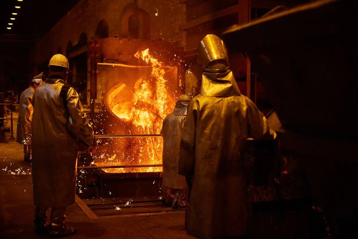 Abguss, flüssiges Metall, Metallindustrie, Gießerei, Eisen, Siegen, Mannschaft, Mitarbeiter, Gussprodukte