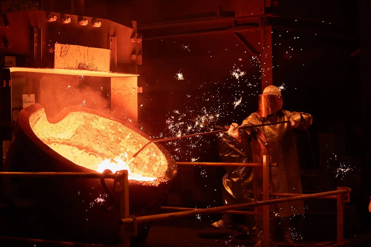 Abguss, flüssiges Metall, Metallindustrie, Gießerei, Eisen, Siegen, Mannschaft, Mitarbeiter, Gussprodukte, Temperaturmessung